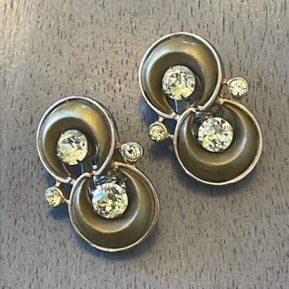 Vintage Kramer Clip on Earrings Gold Tone w/ Yellow Stones Artsy Grandmacore - Picture 1 of 4